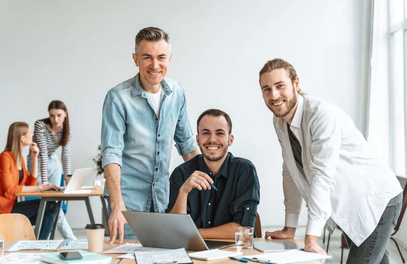 businesspeople-meeting-office-working_23-2148908911